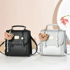 Mini zaino chic in pelle intrecciata nera e argento con eleganti dettagli dorati