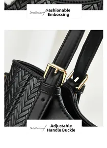Détail de la texture tissée embossée noire du sac en cuir avec boucle en métal doré