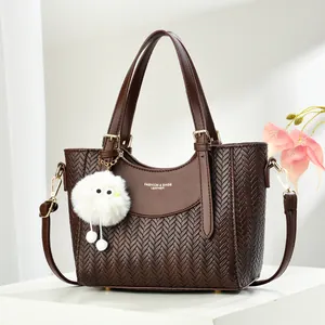 Sac à Main Femme en Cuir PU Texture Tressée Grande Capacité Cabas Épaule Bandoulière Avec Pendentif Boule de Poils