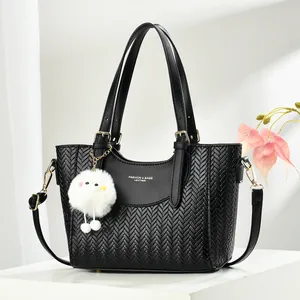 Grand sac à main noir en cuir tressé pour femme avec charmant pompon et bandoulière