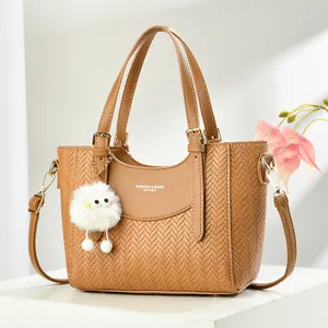 Sac à main élégant en cuir tressé marron avec bandoulière et pendentif en peluche