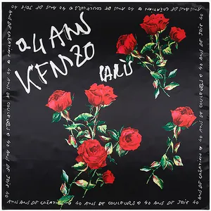 Detail eines Seidenschals mit roten Rosen und Kenzo Paris Logo zum 40. Jubiläum