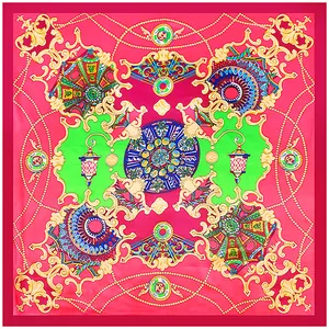 Détail d'un foulard en soie rose vif avec motifs baroques dorés et chaînes de perles