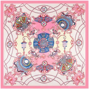 Carré de soie 90x90cm au style baroque avec motifs de carrousel en rose et beige doux