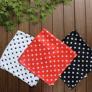 Posa piatta di foulard quadrati in seta a pois viola in bianco, rosso e nero su legno