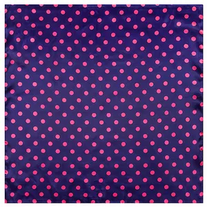 Elegante foulard in seta 60x60cm con pois rosa acceso su uno sfondo blu navy scuro