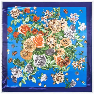 Pañuelo de seda azul con motivos de rosas coloridas y elegantes bordes azul oscuro