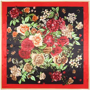 Detalle de un pañuelo cuadrado de satén con estampado vintage de rosas rojas en negro