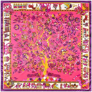 Détail du foulard en soie montrant le motif ethnique de l'arbre de vie et les éléphants