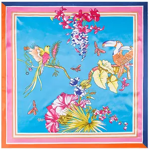 Carré de soie 90x90cm avec imprimé toucan tropical et fleurs sur fond bleu clair