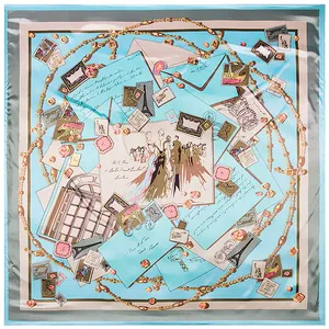 Carré en soie 90x90cm bleu ciel avec imprimés de timbres de voyage et bijoux