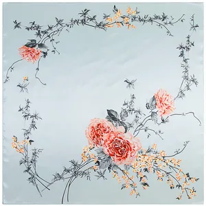 Eleganter 90x90cm Seidenschal mit roten Rosen auf hellcyanfarbenem Satinhintergrund