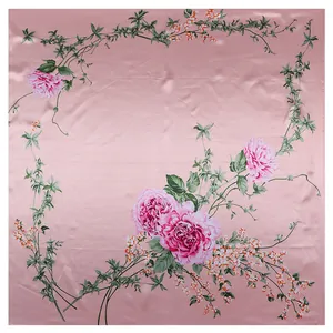 Detail eines Seidenschals mit rosa Pfingstrosen und grünen Rankenmustern