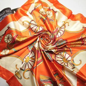 Foulard en satin orange et beige avec motifs vintage de calèche et chaînes classiques