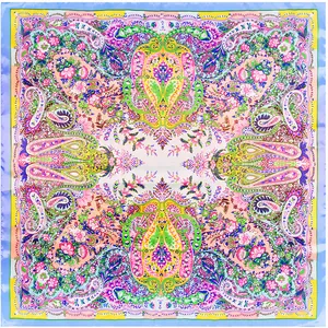 Carré de soie 90cm aux motifs paisley colorés et design bohème en vue à plat