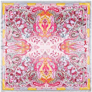 Détail d'un foulard en soie rose bohème avec des motifs floraux paisley vibrants