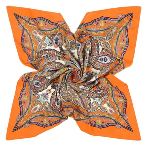 Nahaufnahme eines quadratischen orangefarbenen Seidenschals mit Ethno-Paisley-Mustern
