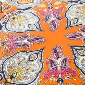 Makro-Detail von Seidenschal mit lebendigen orangefarbenen und blauen Paisley-Mustern