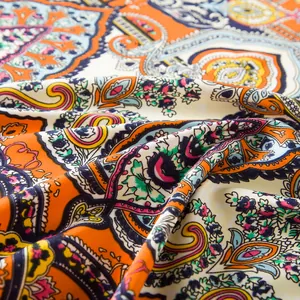 Nahaufnahme des Paisley-Seidenschals mit glatter Textur und lebendigen Farben