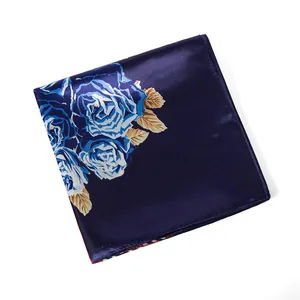 Dettaglio foulard in seta blu scuro con eleganti rose blu e foglie dorate con finitura satin