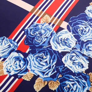 Dettaglio del tessuto in seta con motivi di rose blu e trama classica a quadri