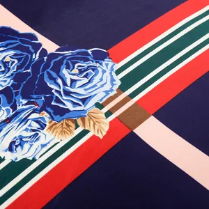 Dettaglio della stampa a rose blu e strisce geometriche colorate sulla sciarpa di seta