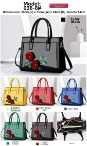 Détail macro du sac en cuir verni brillant avec rose 3D et compartiment zippé interne