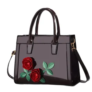 Sac à main chic en cuir verni bordeaux avec décorations de roses rouges en 3D