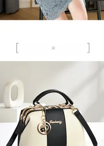 Détail du sac bicolore Danbaoly avec texture litchi et pendentif fleur en cœur