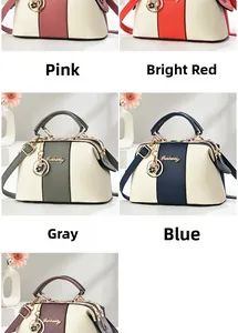 Détail de sacs cabas multicolores en patchwork aux tons variés avec breloques en cœur