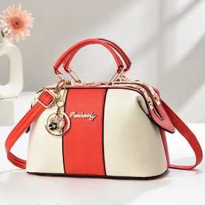 Sac Boston bicolore rouge et blanc avec logo Danbaoly et finitions métalliques dorées