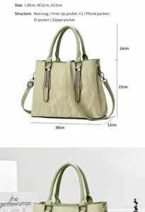 Dettaglio borsa a mano verde chiaro in pelle plissettata con dimensioni 30x12x23cm e finiture argento