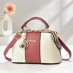 Sac fourre-tout rose et beige avec breloque cœur et bandoulière pour un usage quotidien