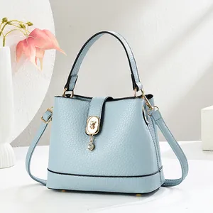 Sac seau bleu clair à motif litchi avec fermoir ours et bandoulière réglable