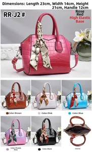 Detaillierte Größenangaben und Innenaufteilung der Muschelhandtasche mit Krokodilmuster