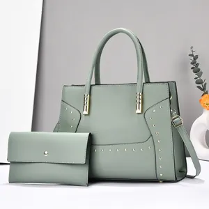 Ensemble sac cabas et pochette enveloppe vert sauge avec rivets dorés et bandoulière