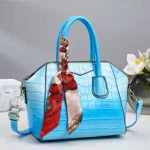 Himmelblaue Handtasche mit Krokodilleder-Muster, Seidenschal und Gold-Schriftzug