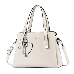 Sac à main élégant en cuir blanc à motif litchi avec pendentif cœur et bandoulière
