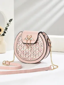 Sac bandoulière rose rond avec motifs découpés au laser et fermoir flamant rose à perles