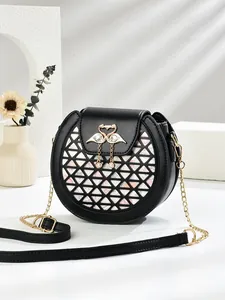 Sac à bandoulière rond noir à motif évidé avec décoration de cygne doré et chaîne