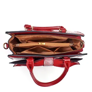 Rote Lackleder-Tasche mit Krokoprägung, Schleifendekor und geräumiger Inneneinteilung