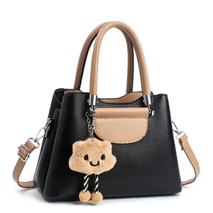 Elegante borsa tote nera con manici kaki e grazioso ciondolo a forma di nuvola