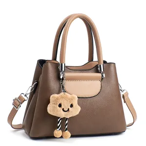Borsa bicolore marrone da donna con manici superiori e ciondolo a nuvola di peluche