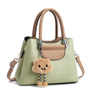 Borsa tote minimalista verde e marrone con trama in pelle e simpatico ciondolo a nuvola