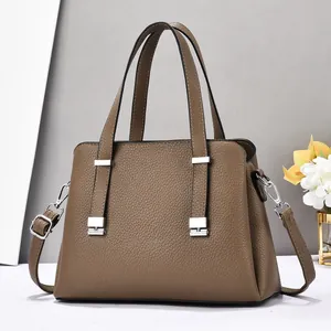 Sac cabas en cuir marron avec motif litchi et bandoulière réglable amovible