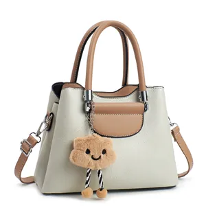 Borsa tote crema minimalista con manici marroni e ciondolo a nuvola in peluche