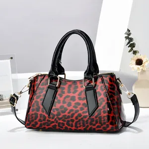 Modische Handtasche mit rotem Leopardenmuster in Lackoptik und abnehmbarem Gurt