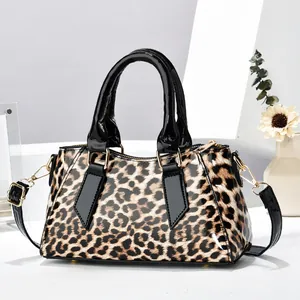Polierte Handtasche mit Leopardenmuster, goldener Hardware und verstellbarem Riemen