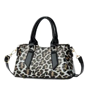 Schicke Handtasche mit Leopardenmuster für Damen, schwarze Griffe und goldene Details