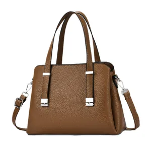 Sac à main marron en cuir litchi avec boucles argentées et bandoulière réglable